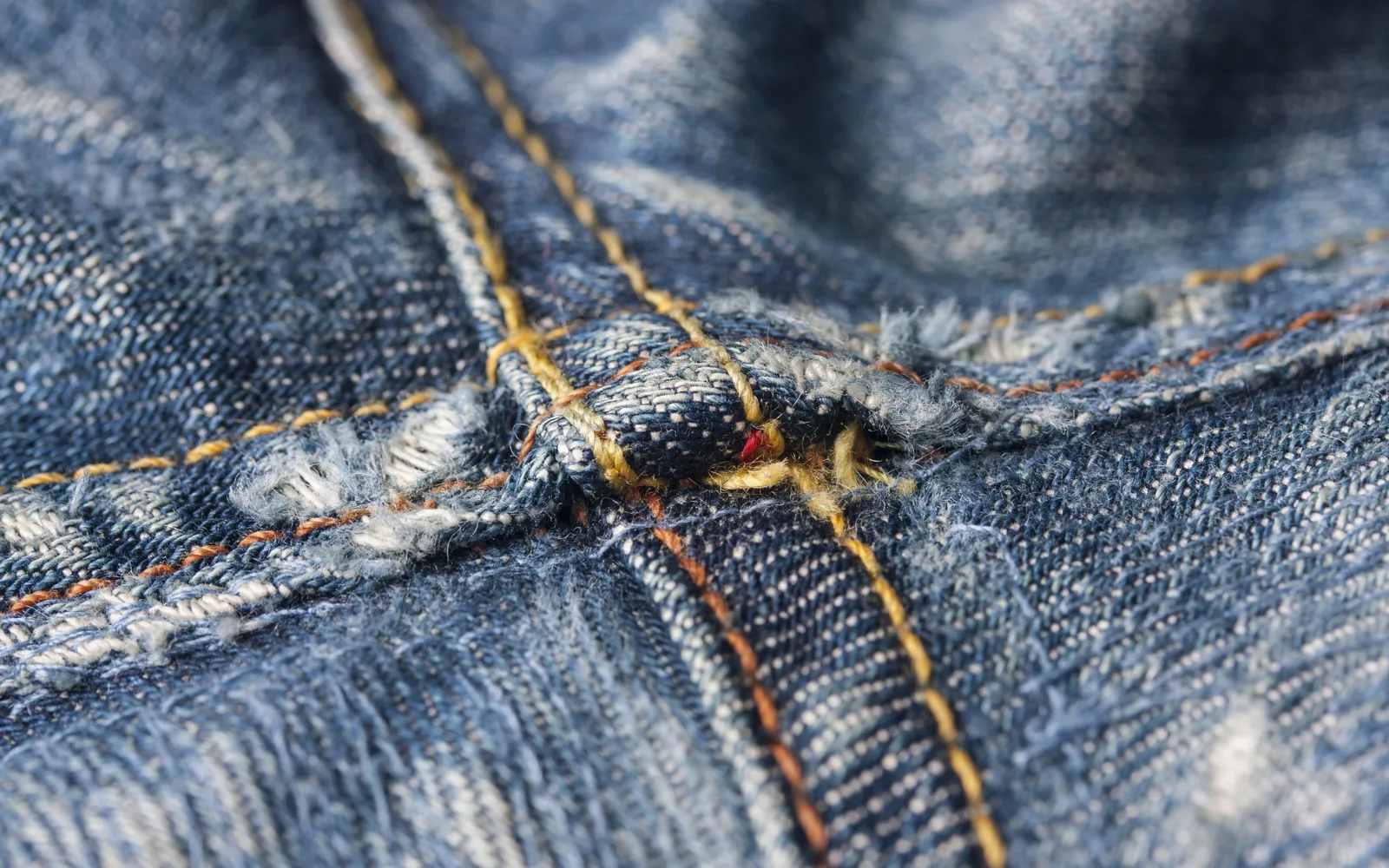 Coutures surpiquées d’un denim vues de très près